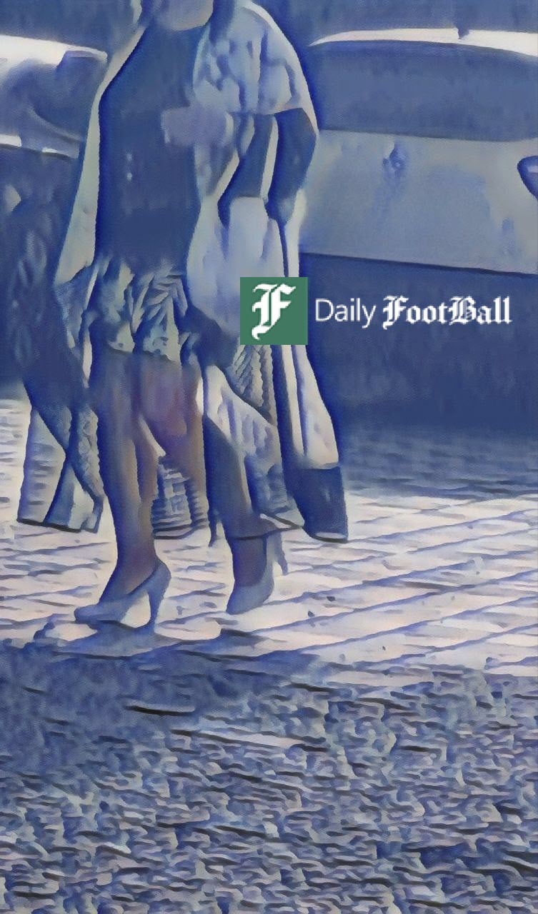 عکس| اینجا خیابان های منچستر نیست؛ برهنگی زن هنجارشکن مقابله کافه ای در انزلی | دیلی فوتبال