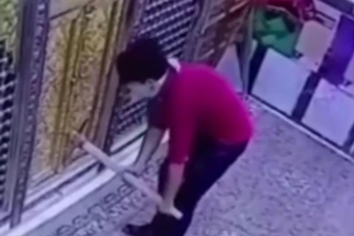 فیلم| سرقت پول های امامزاده توسط یک جوان افغان فیلم| سرقت پول های امامزاده توسط یک جوان افغان | دیلی فوتبال