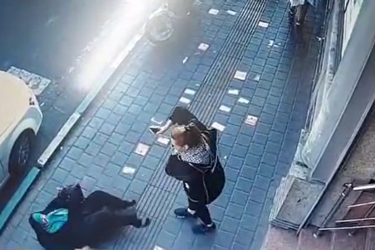 فیلم| حمله وحشیانه زن کشف حجاب به بانوی محجبه در خیابان | دیلی فوتبال