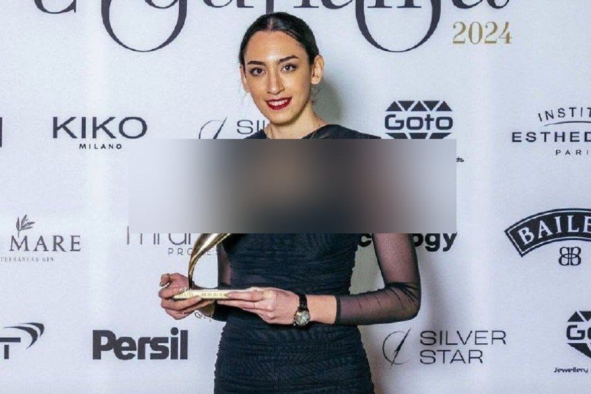 عکس| کیمیا علیزاده جایزه برهنگی گرفت عکس| کیمیا علیزاده جایزه برهنگی گرفت | دیلی فوتبال