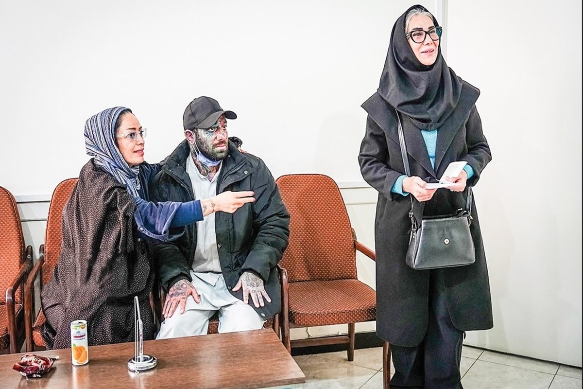 عکس| ماجرای تجمع هواداران تتلو و دستگیری مادر این خواننده | دیلی فوتبال