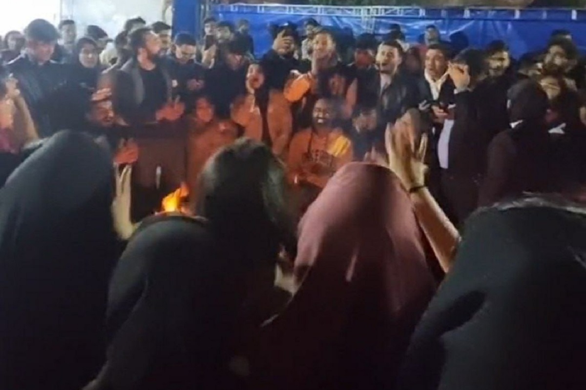 فیلم| دانشگاه یا دیسکو؛ رقص مختلط دانشجویان در حضور رئیس دانشگاه علامه طباطبایی فیلم| دانشگاه یا دیسکو؛ رقص مختلط دانشجویان در حضور رئیس دانشگاه علامه طباطبایی | دیلی فوتبال