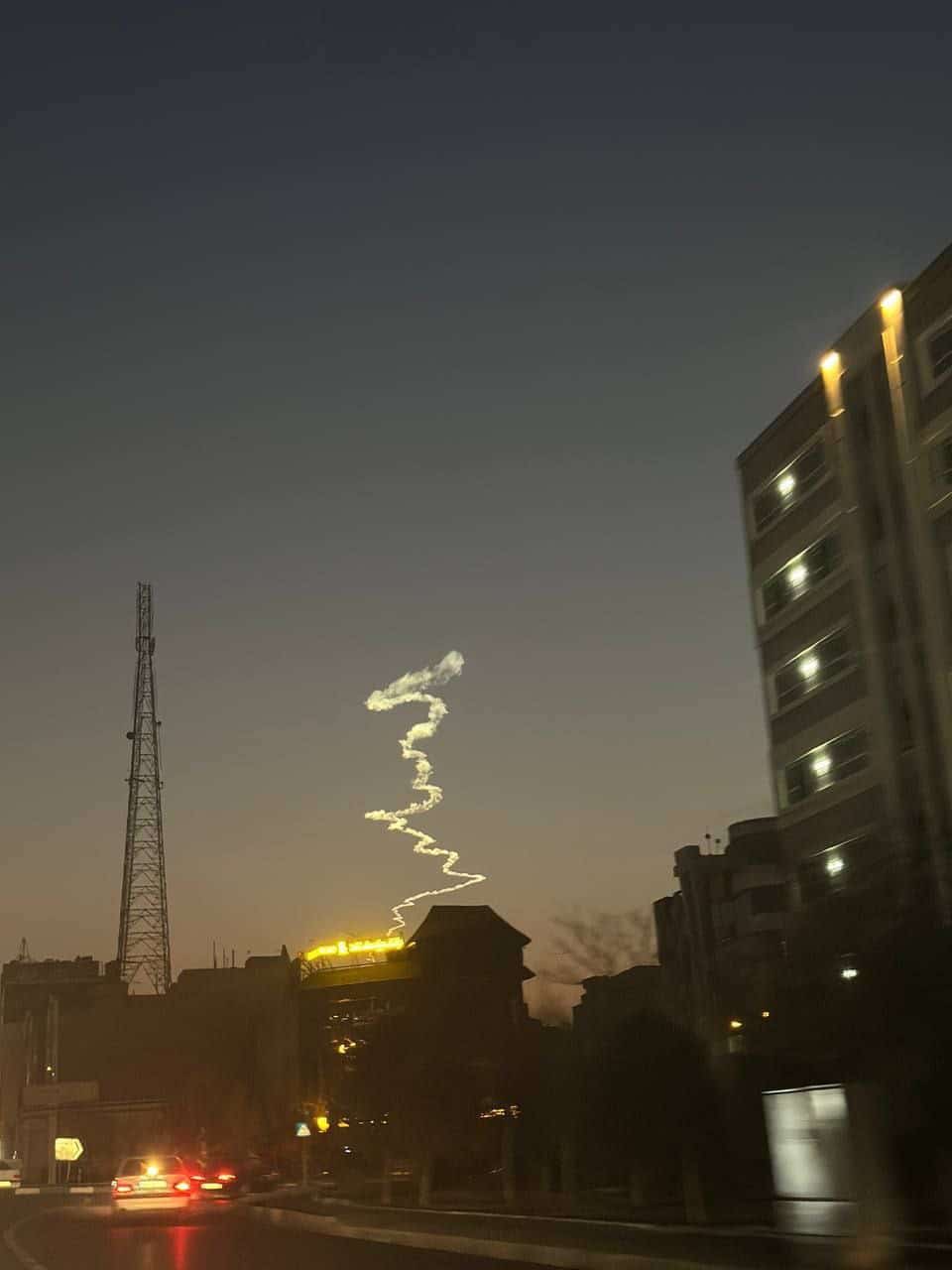 فیلم| ماجرای دیده شدن شیء نورانی در آسمان تهران امروز شنبه 17 آذر 1403 | دیلی فوتبال