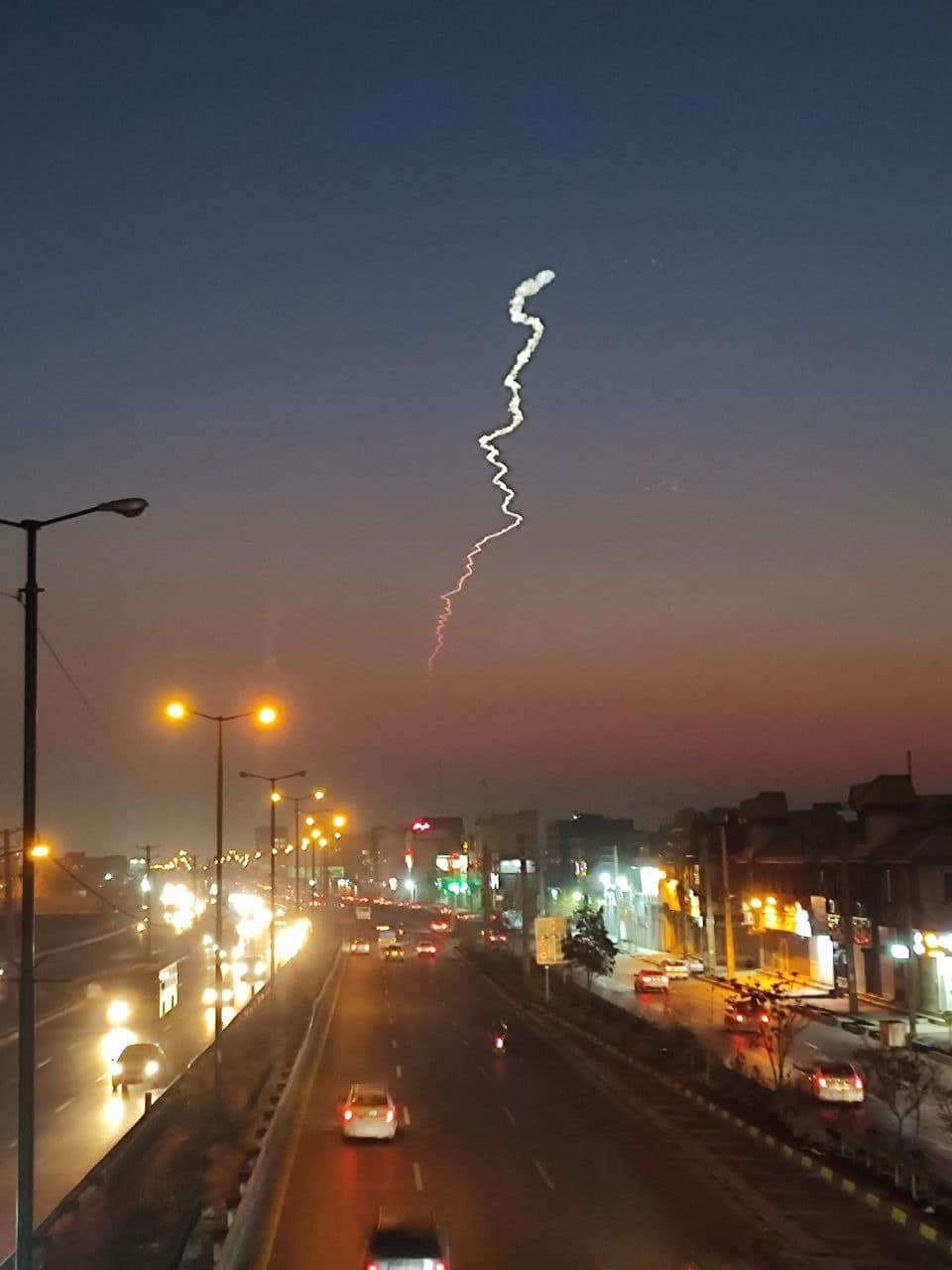 فیلم| ماجرای دیده شدن شیء نورانی در آسمان تهران امروز شنبه 17 آذر 1403 | دیلی فوتبال