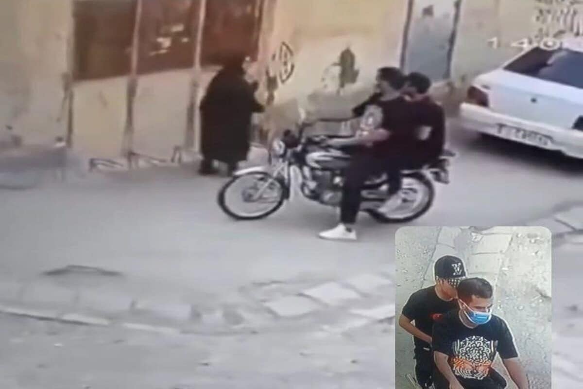 فیلم| لحظه زورگیری و سرقت از پیرزن کم توان در خیابان | دیلی فوتبال