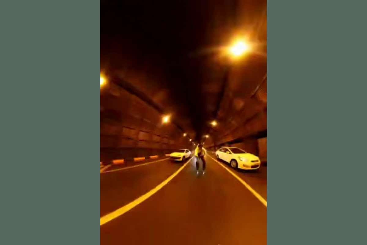 فیلم| اسکیت سواری خطرناک جوانان در تونل توحید تهران | دیلی فوتبال