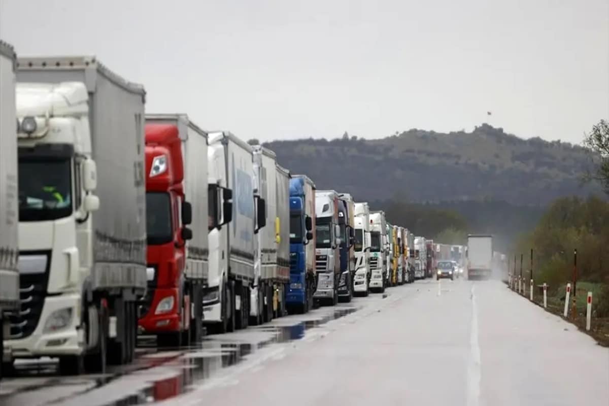 فیلم| ماجرای گیر افتادن تریلی های ایرانی در مرز ترکیه چیست؟ | دیلی فوتبال