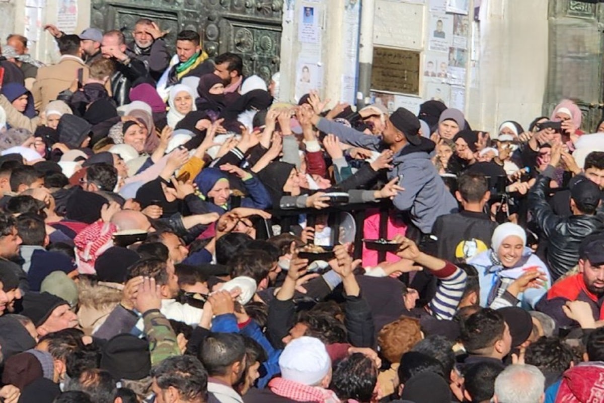عکس| سر و دست شکستن برای دریافت غذای رایگان پس از سقوط دولت سوریه | دیلی فوتبال
