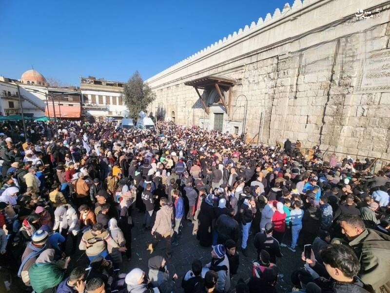 عکس| سر و دست شکستن برای دریافت غذای رایگان پس از سقوط دولت سوریه | دیلی فوتبال