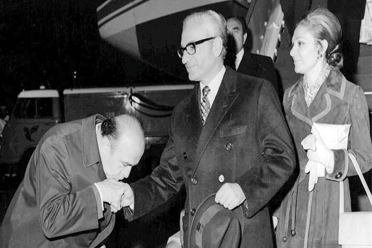 فیلم| خیانت شاه به هویدا | دیلی فوتبال