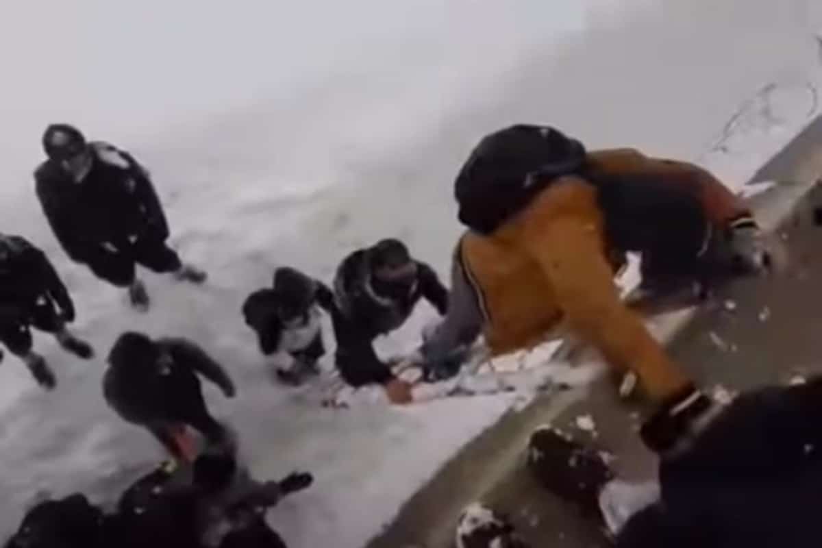 فیلم| تصاویری از خروج افغانی ها از مرز ایران فیلم| تصاویری از خروج افغانی ها از مرز ایران | دیلی فوتبال