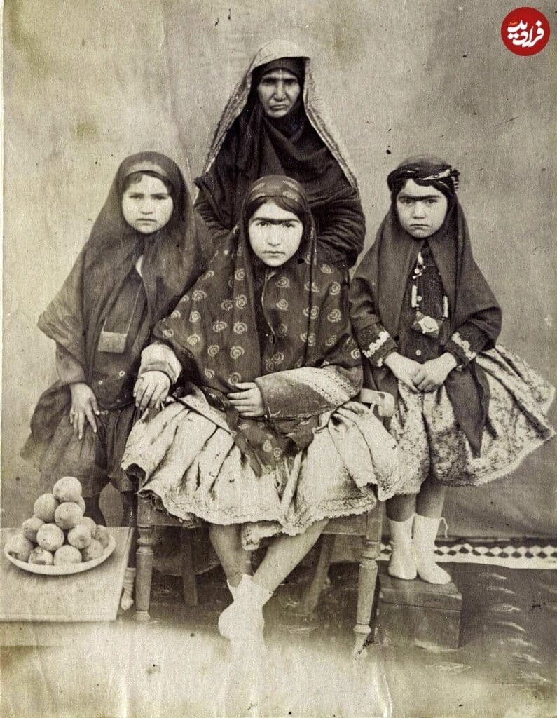 سفر به قاجار؛ از مردان شپش‌کش تا دختر کتابخوان