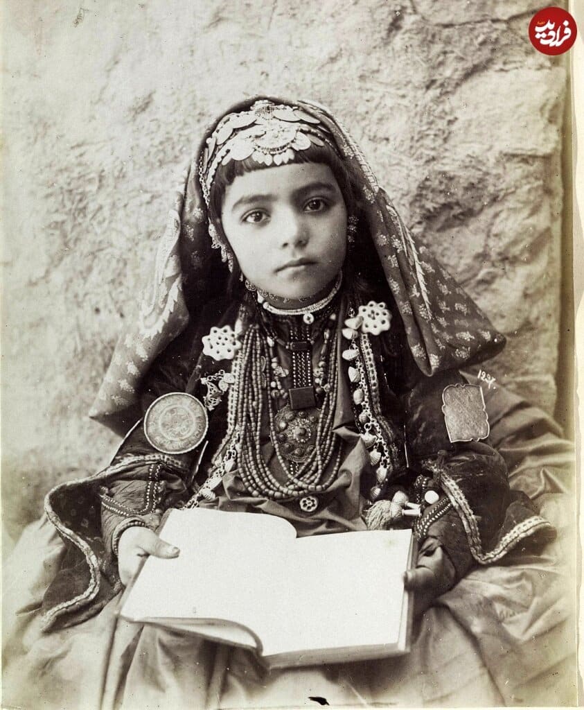 سفر به قاجار؛ از مردان شپش‌کش تا دختر کتابخوان