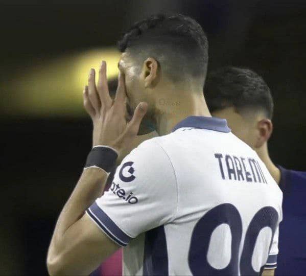 عکس| مچ بند مشکی «مهدی طارمی» به احترام جانباختگان حادثه بندر عباس عکس| مچ بند مشکی «مهدی طارمی» به احترام جانباختگان حادثه بندر عباس | دیلی فوتبال