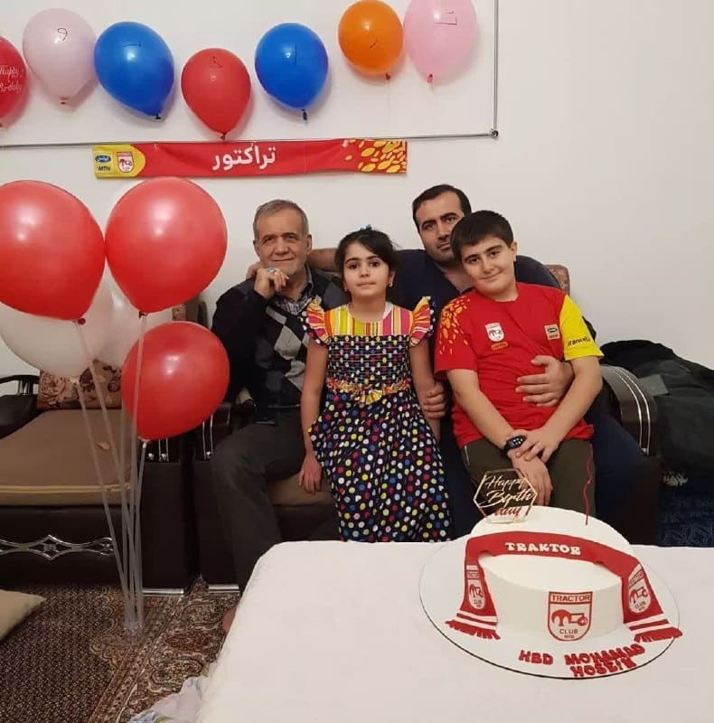 عکس| جشن قهرمانی تراکتور در خانه پزشکیان | دیلی فوتبال
