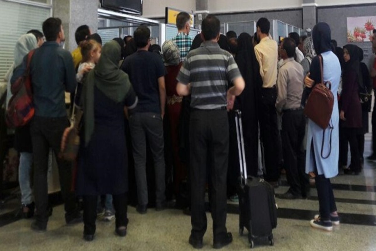 فیلم| بلاتکلیفی مسافران پرواز تهران مشهد در فرودگاه | دیلی فوتبال