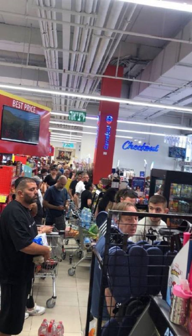 عکس| هجوم اسرائیلی ها به فروشگاه های مواد غذایی پس از حمله به ایران عکس| هجوم اسرائیلی ها به فروشگاه های مواد غذایی پس از حمله به ایران | دیلی فوتبال