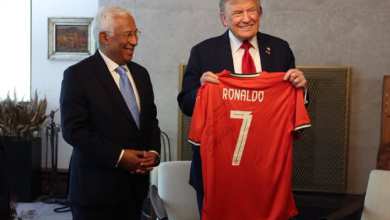 عکس| پیام عجیب رونالدو به ترامپ با اهدای پیراهن | دیلی فوتبال