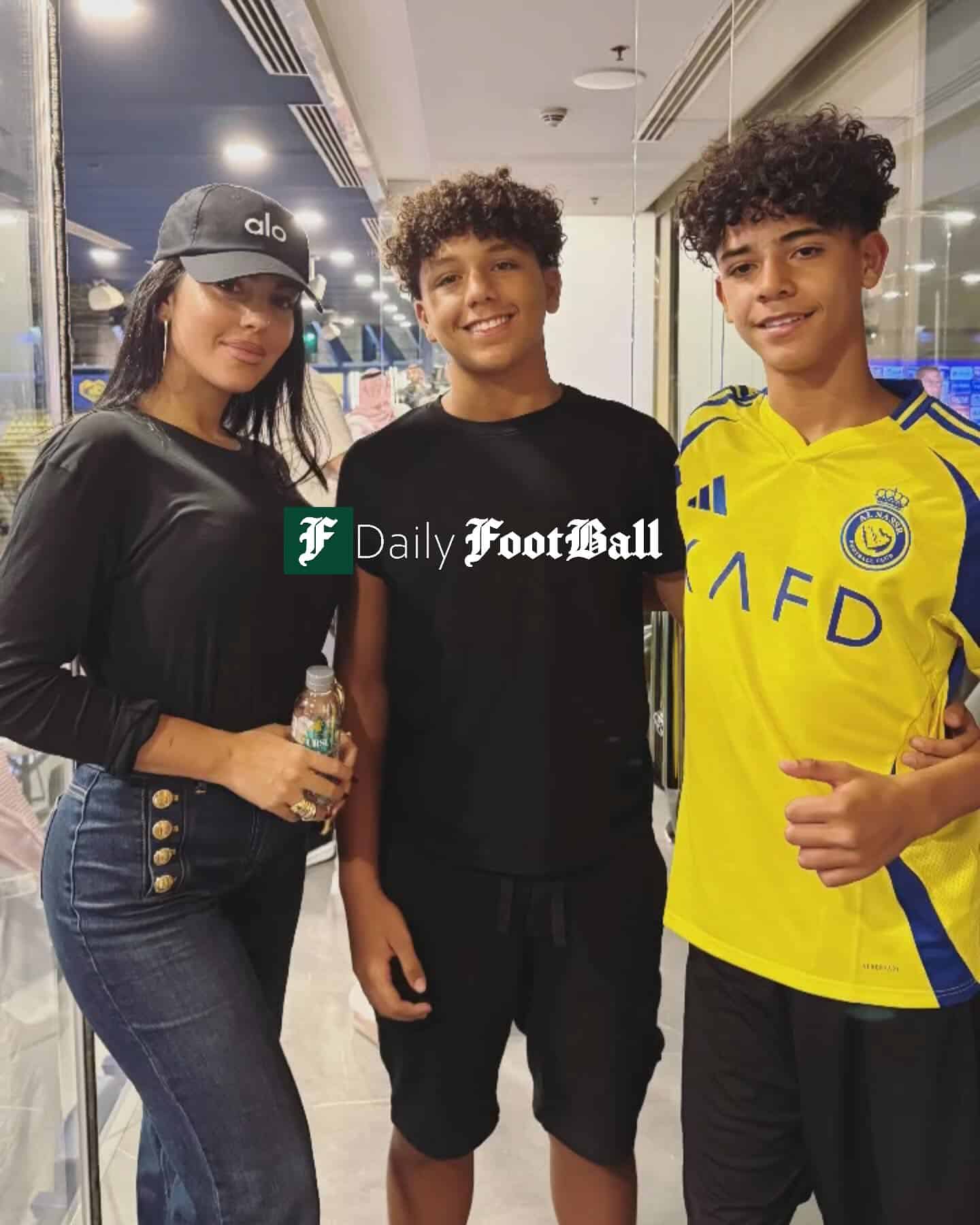 تصویر جونیور و دوستش در کنار جورجینا همسر رونالدو