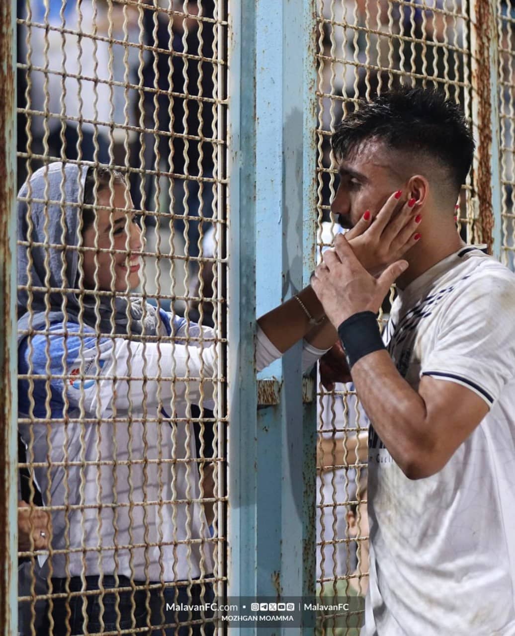 عکس| شادی گل ابوذر صفرزاده با همسرش در ورزشگاه عکس| شادی گل ابوذر صفرزاده با همسرش در ورزشگاه | دیلی فوتبال