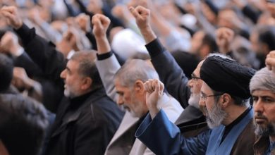 عکس| تصویر کمتر دیده شده از حضور آیت الله مجتبی خامنه ای در نماز جمعه نصر | دیلی فوتبال