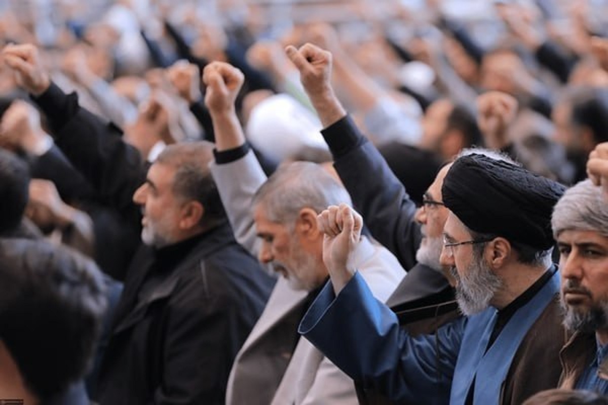 عکس| تصویر کمتر دیده شده از حضور آیت الله مجتبی خامنه ای در نماز جمعه نصر | دیلی فوتبال